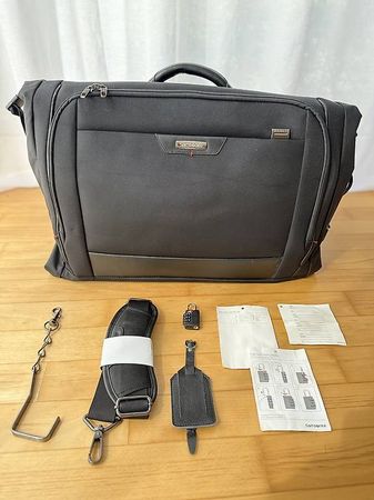 Samsonite Pro-DLX III Tri-Fold Kleidersack mit Zubehör