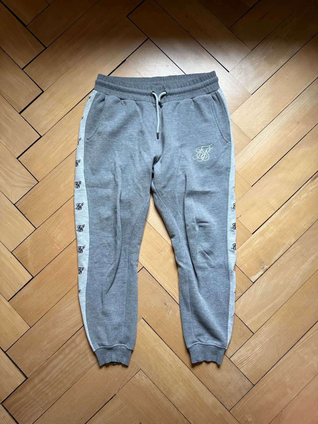 Siksilk Hosen: SIKSILK - Trainerhose hellgrau XXL – Gebraucht aus Zürich von Diazaio