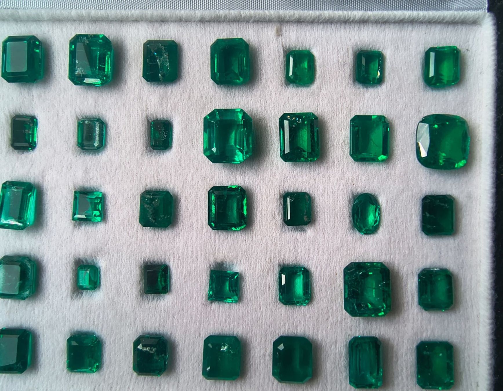 Pietre preziose: Smaragd-Triplette Set 238,53 ct, verschiedene Schliffe – Nuovo e nell'imballaggio originale da Berlingen venduto da Herzmensch 2