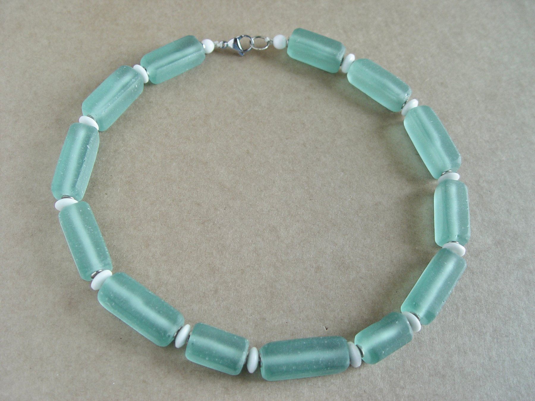 Colliers: Collier aus afrikanischem, Eis-blauem Recycling Glas – D'occasion à Henggart par gernli 1