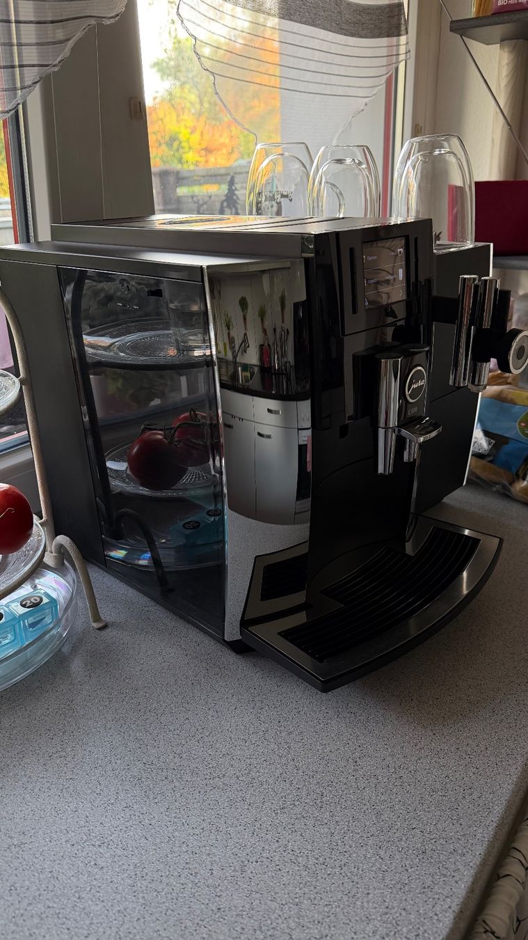 Machines à café & Machines à expresso: Jura E8 Kaffeevollautomat – D'occasion à Rheinfelden par Shuttle10 2