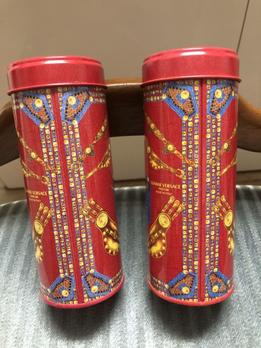 Altro in Decorazioni & Accessori: 2 Blechdosen Versace Red Jeans – Usato da Zürich venduto da sab_d82w 1