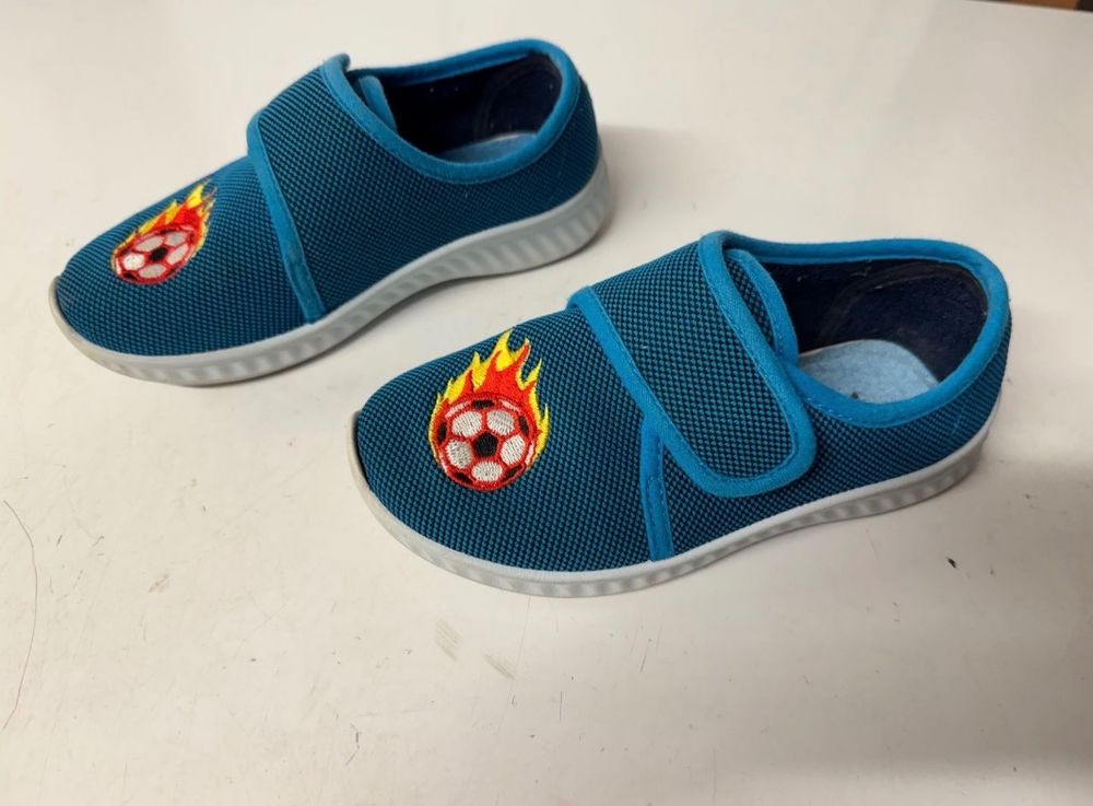 Chaussures garçon: Kinder Hausschuhe Grösse 28 – D'occasion à Zürich par zd_1965 1