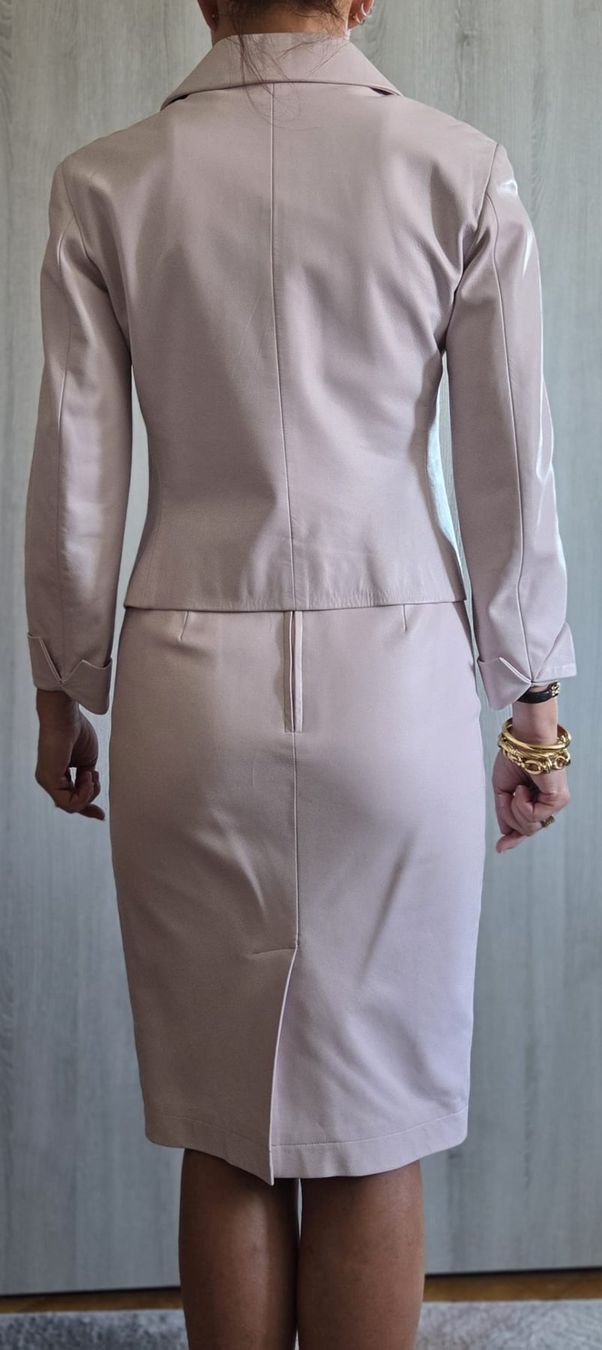 Completi & Tailleur: Ensemble tailleur rose poudré en cuir, élégant. Taille S. – Usato da Neuchâtel venduto da wikit 2