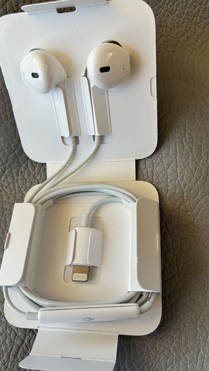 Apple Kopfhörer: Apple EarPods mit Lightning Connector neu – Neu und originalverpackt aus Reinach BL von santrian