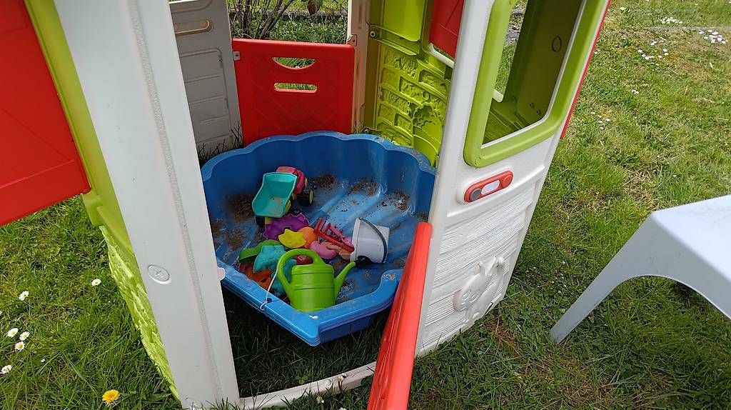 Sandkasten: Smoby. Spielhaus, Sandkasten, und weiteres – Gebraucht aus Schaffhausen von camisuiz 1