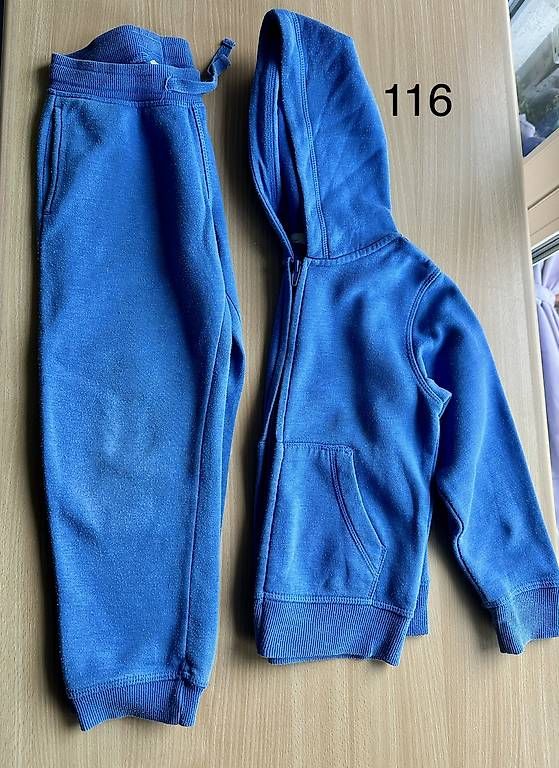 Lotti & Set di vestiti: Trainer / Jogginganzug H&M, Gr. 110-116 – Usato da Fehren venduto da Flugzeug1177
