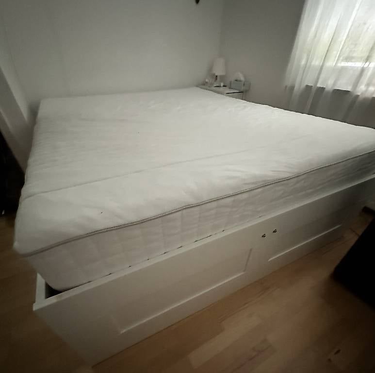 Lits: Bettrahmen mit Lattenrost 160x200 – D'occasion à Muttenz par anna123