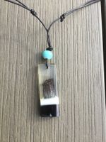 Collier en résine avec pièce en bois, NEUF