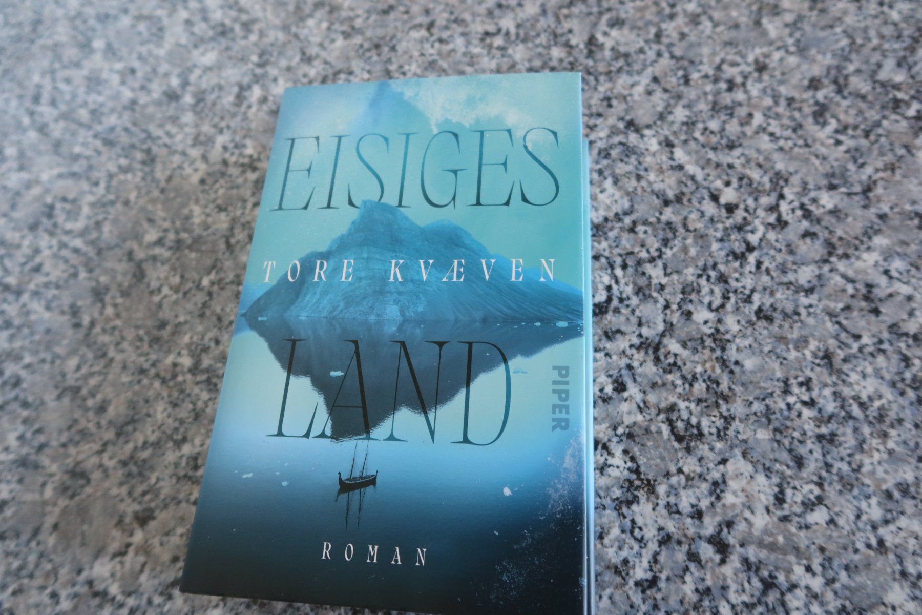 Libri: Eisiges Land – Usato da Täuffelen venduto da Cindybussy