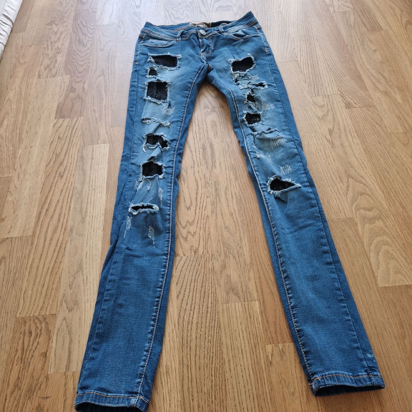 Jeans: Coole destroyed Jeans mit Spitze, Grösse S – Nuovo (secondo la descrizione) da Nendeln venduto da witr_gliabt 6
