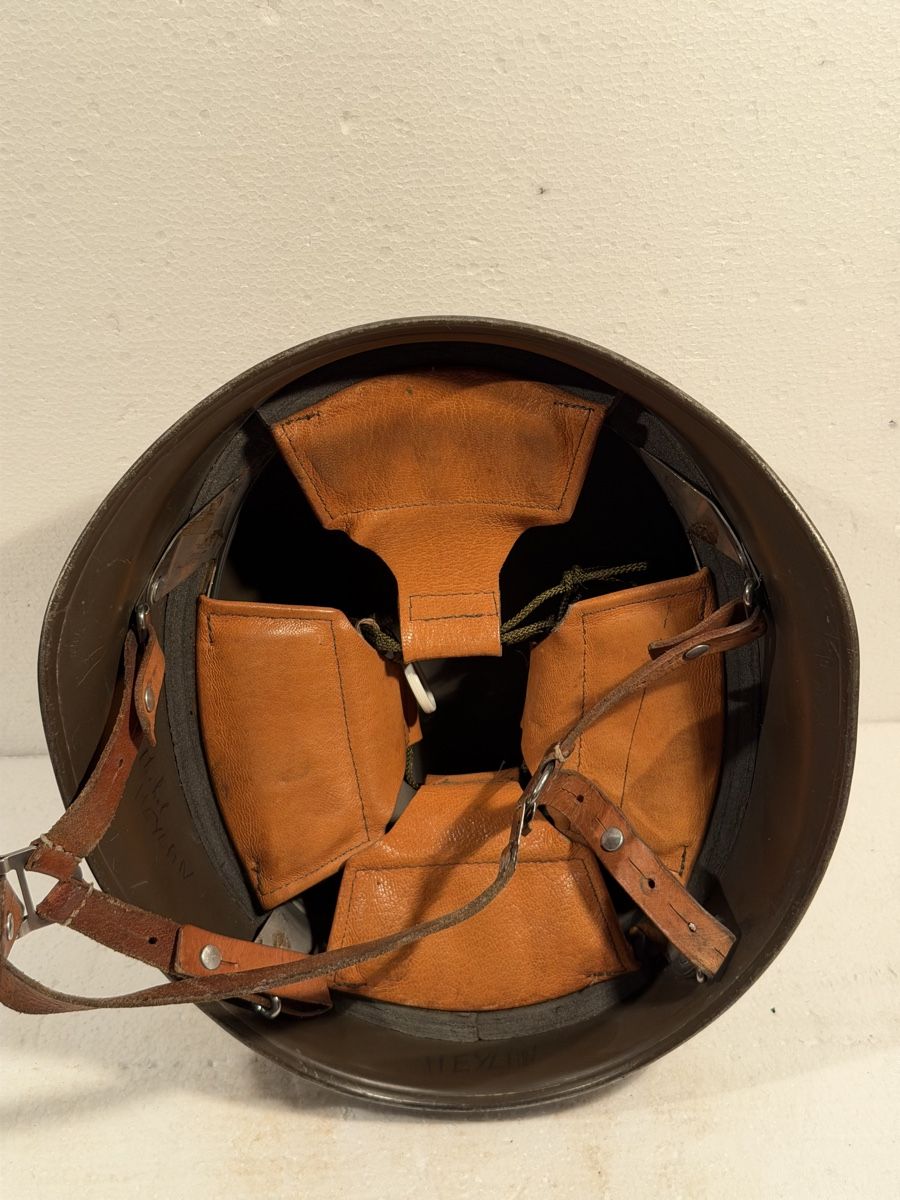 Uniformi & Effetti personali: Military helmet olive green leather strap – Usato da Lausanne venduto da artnouveau04 3