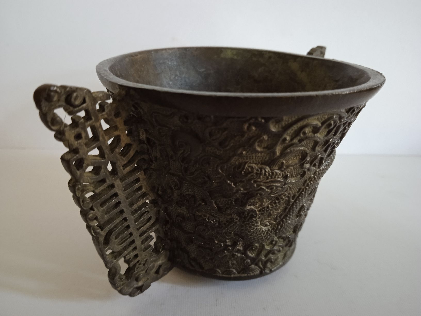 Vase & Récipients: Ein chinesischer Bronzebecher in Drachenform.  – D'occasion à Luzern par sse_hph5 2