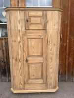Sehr alter Tannenschrank