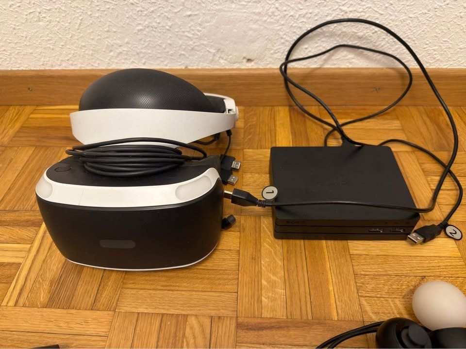 Sony Casque VR: PlayStation VR complet + caméra + 2 manettes Move + jeu PS4 – D'occasion à Meyrin par catarinalopes96 2