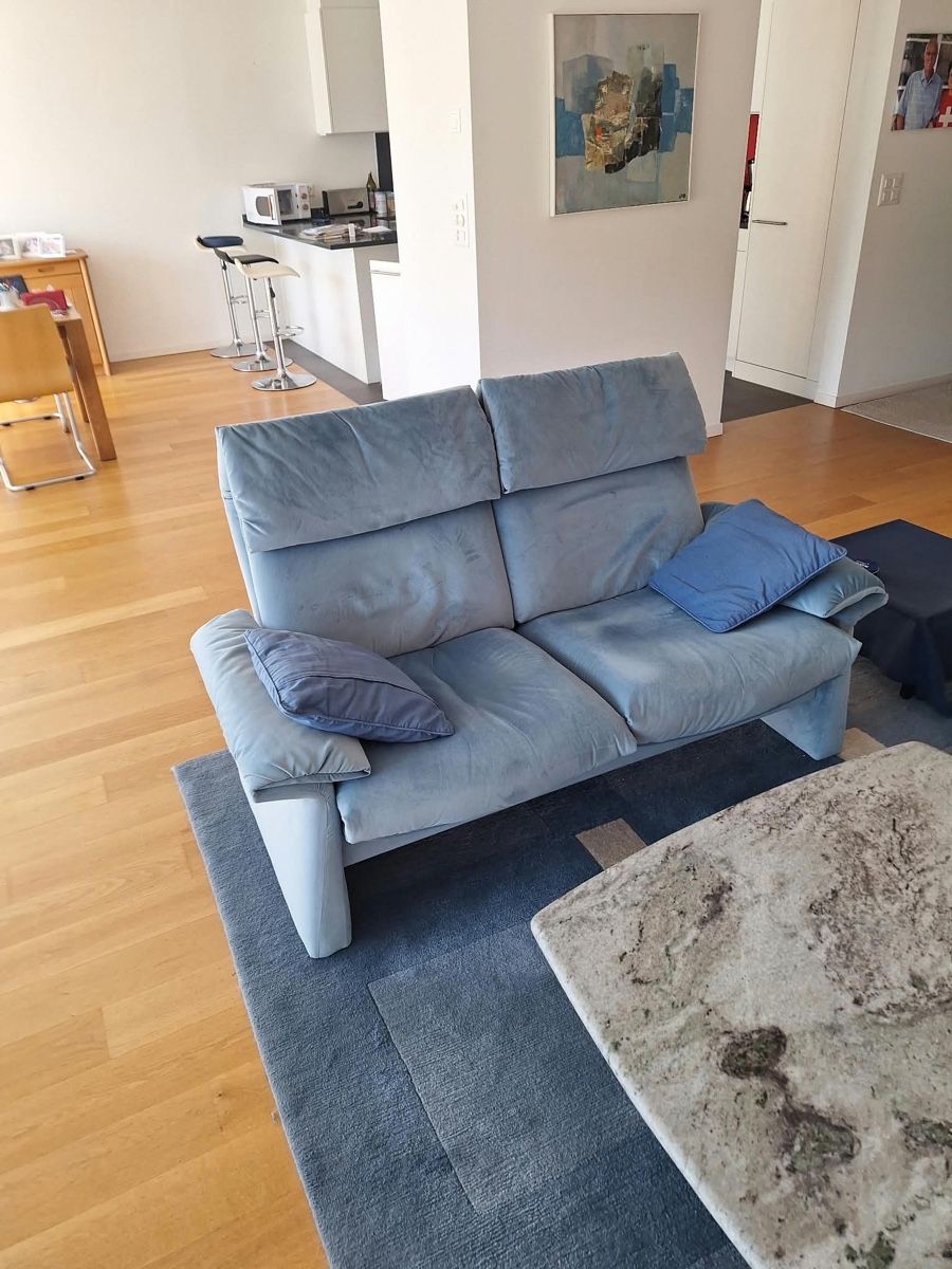 Sofas: 2 Sofas mit Tisch und Teppich – Gebraucht aus Jona von Bipfi 2