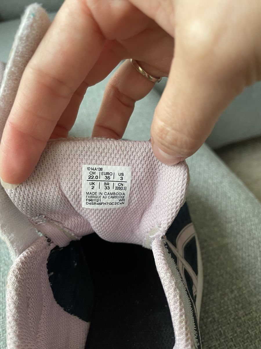 Asics Schuhe für Mädchen: Asics Turnschuhe Gr. 35 – Gebraucht aus Dinhard von Zoar7 3