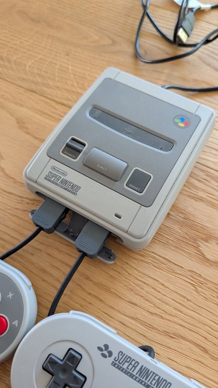 Nintendo Console: Nintendo Super Nintendo Classic Mini mit 2 Controllern – Usato da Widnau venduto da Mcdynamite 2