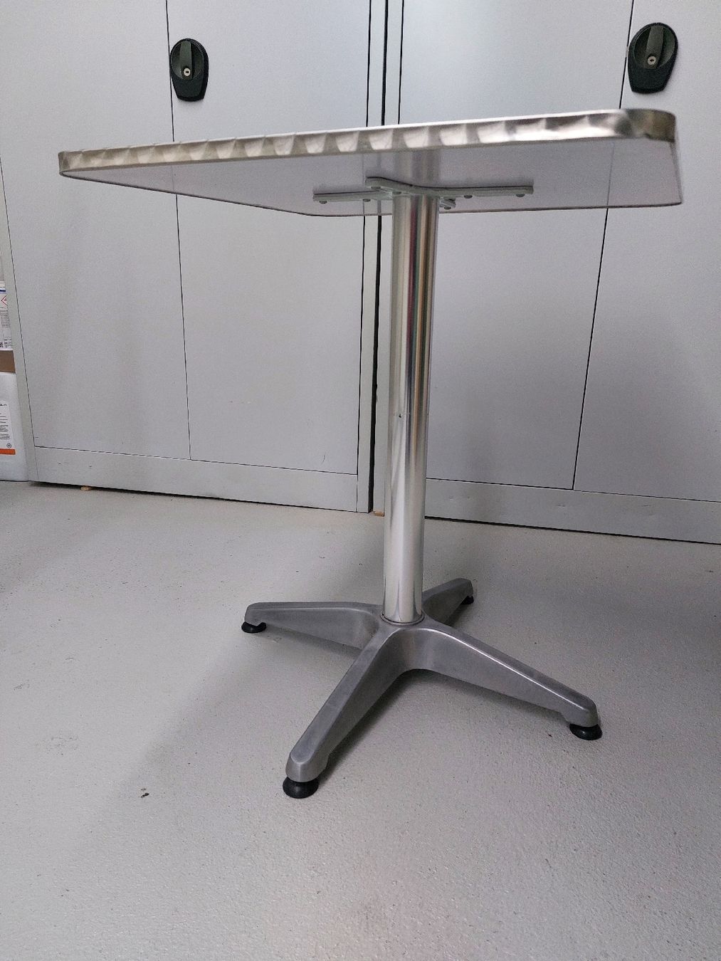 Tische: Bistrotisch Alu, 60cm – Gebraucht aus Willisau von Pzm81 1