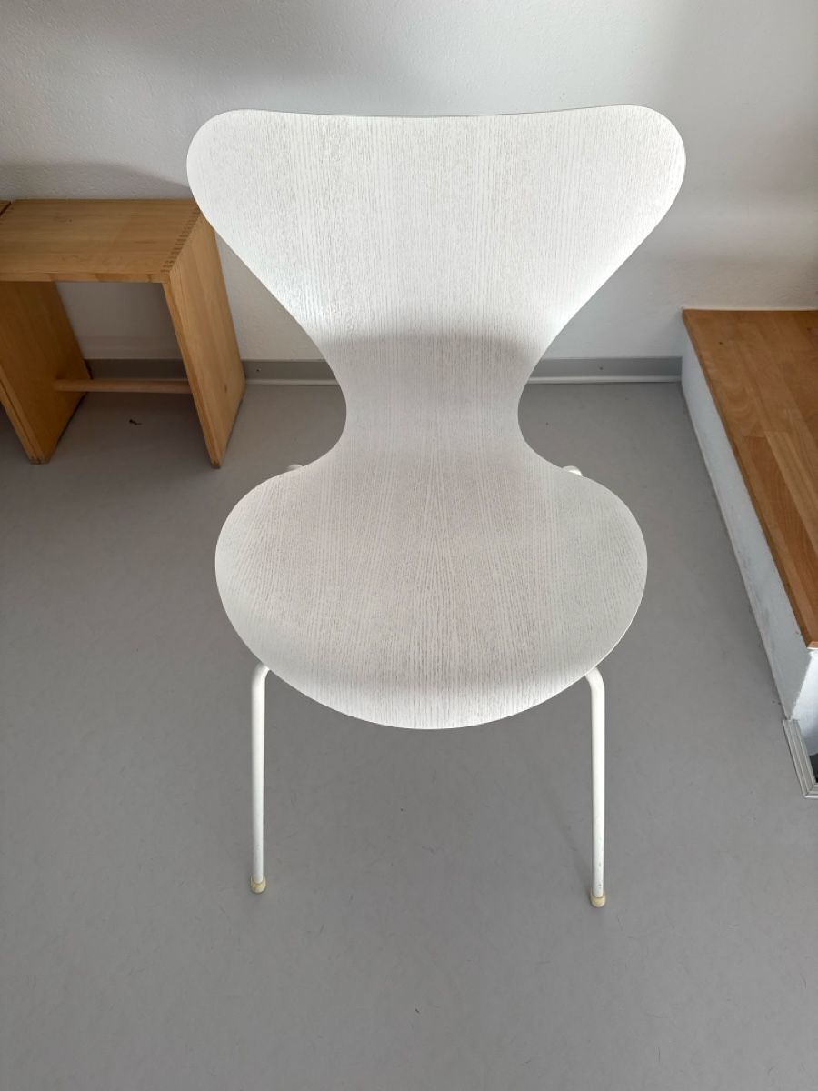 Fritz Hansen Stühle: Fritz Hansen Stuhl Serie 7, Weiss Esche – Gebraucht aus Biel/Bienne von anittebmusik