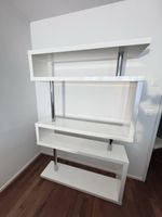 Modernes Regal weiss glänzend – freistehend oder als Raumtei