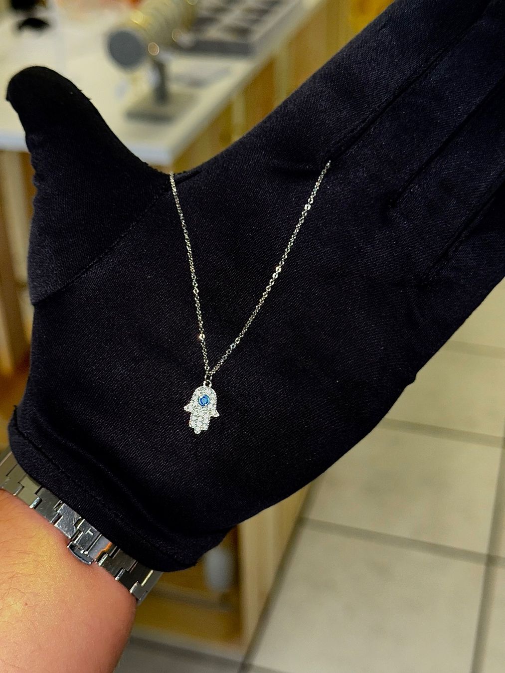 Catenine: Wunderschöne Halskette mit Hamsa-Hand-Anhänger & Zirkonia – Usato da Grenchen venduto da JAP_Jewellery 1