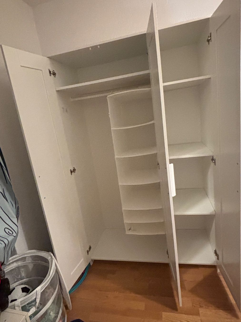 Armoires: White Wardrobe with Mirror - Stylish Storage Solution – D'occasion à Bern par kha_5nq6 6