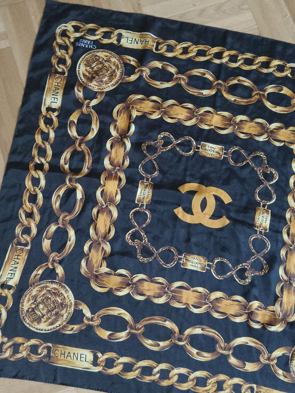 Chanel Foulard & Sciarpe: CHANEL Seidentuch – Usato da Zürich venduto da Anni_Z