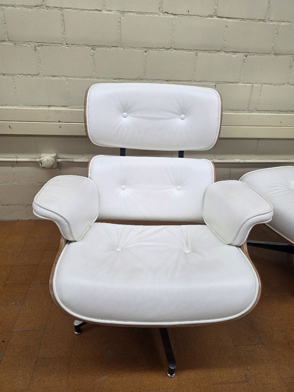 Poltrone: Designer Lounge Chair mit Ottoman Eames Leder weiss – Usato da Lichtensteig venduto da Usedinstorecom 4