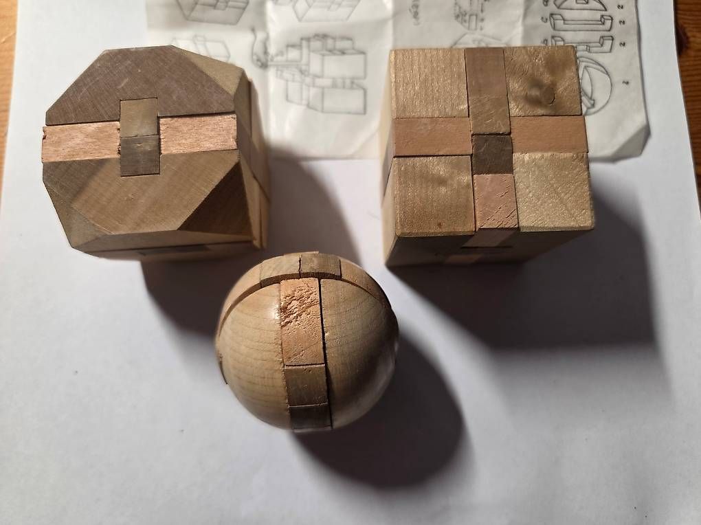 Puzzles: Puzzle en bois (style "Rubik") – Neu und originalverpackt aus Bremblens von audit 1