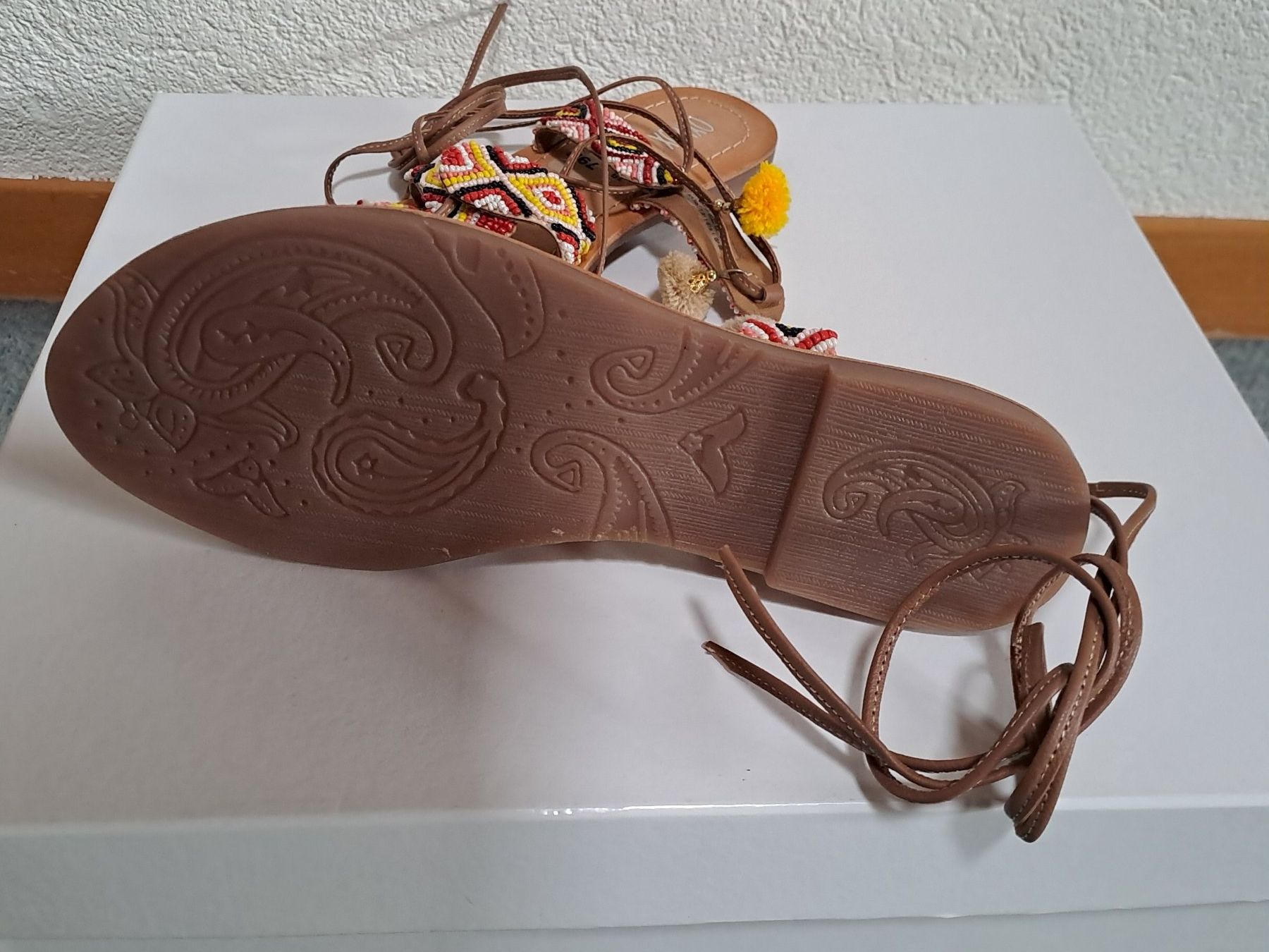 Scarpe da donna: Bunte Sommer Sandalen mit Perlen & Pompons Gr. 39, – Usato da Frauenfeld venduto da Andadaa 3