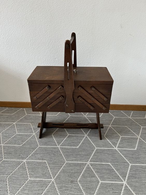 Table Ancienne En Bois Massif Avec Placage - Meuble Vintage Occasion, Couleur Marron