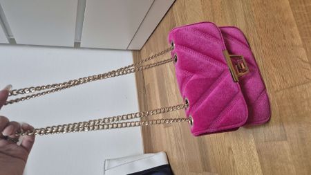 Pinke Samt Tasche mit Goldkette - Perfekt für den Herbst!