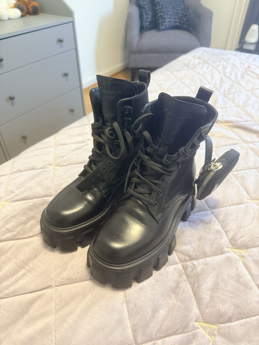 Prada Scarpe da donna: Prada Monolith leather boots – Nuovo (secondo la descrizione) da Genève venduto da iri_f78b 1