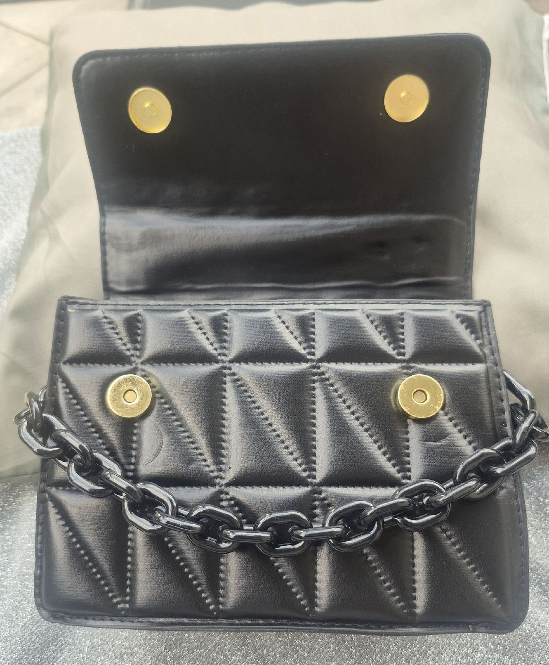 Taschen für Damen: Borsa nera con tracolla e catena in ecopelle – Gebraucht aus Giubiasco von Stefaniav 1