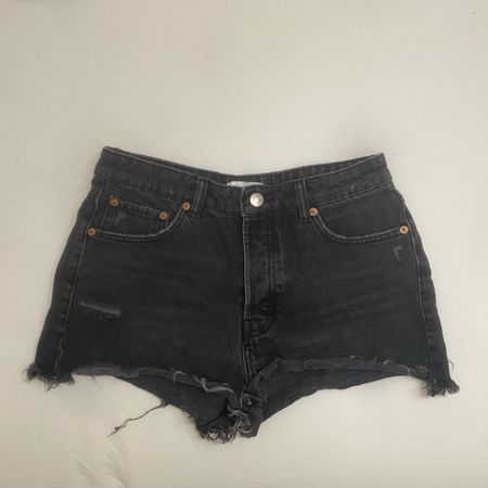 Short ZARA noir en jean, Taille 40, Parfait pour l'été!