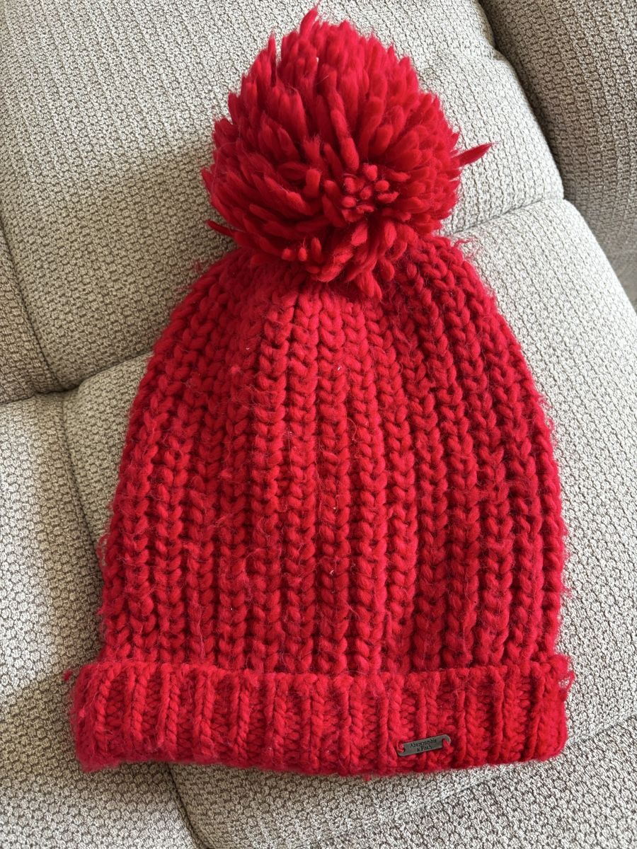 Sonstige Kleidung & Accessoires: Bonnet rouge Abercrombie&Fitch à pompom – Gebraucht aus Bulle von lfr_gfx8