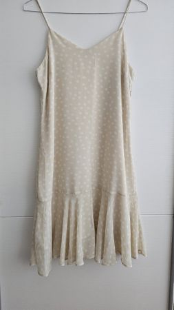 Kleid mit Tupfen und Volants Grösse L/40 