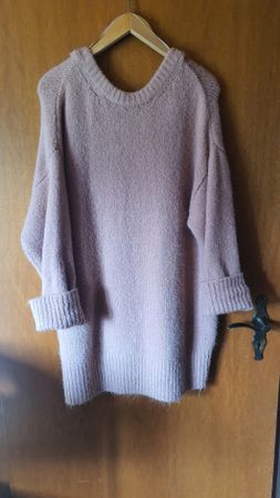 Oversize- Pulli mit tiefem Rückenausschnitt