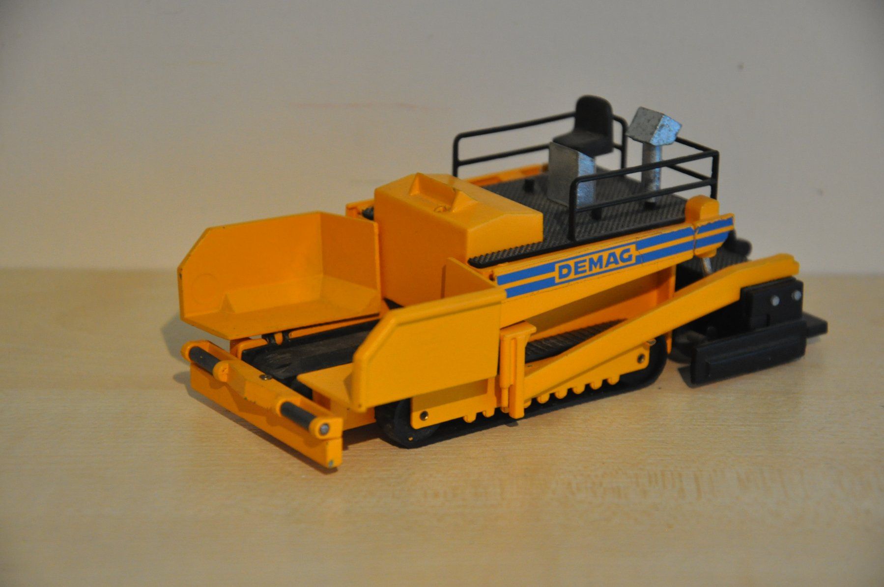 Demag Kit di modellismo & Modellini statici: DEMAG DF 120 Einbaumaschine – Difettoso da Mitlödi venduto da worker04