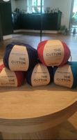 Wolle/Garn mit Stricknadeln (we are knitters)