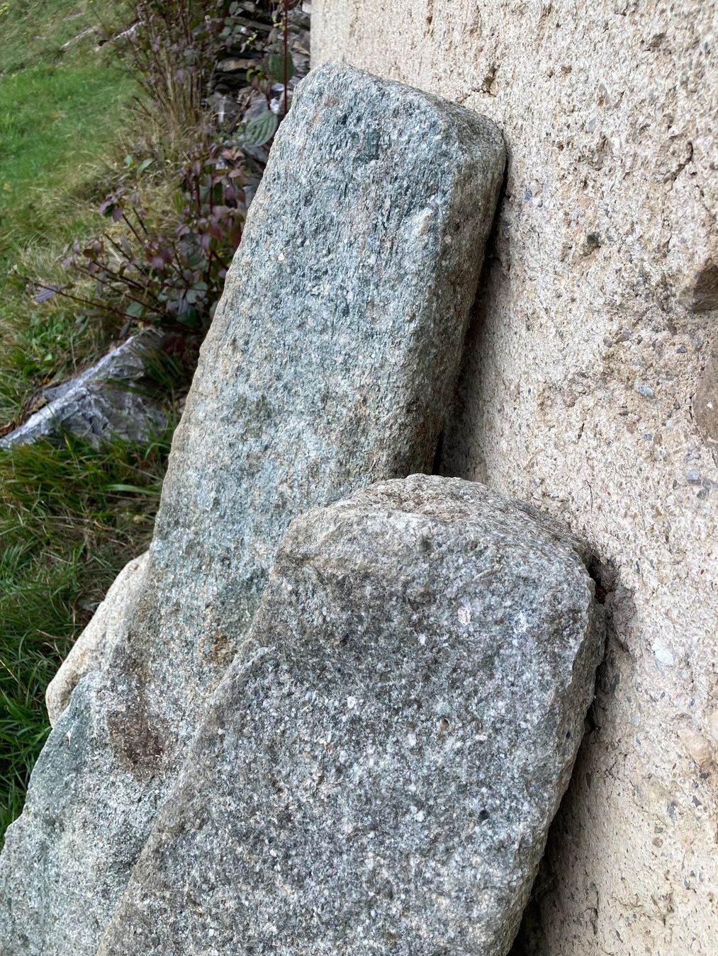 Steine & Dachziegeln: Antike Naturstein Steinsäulen – Gebraucht aus Domat/Ems von Felbe 4