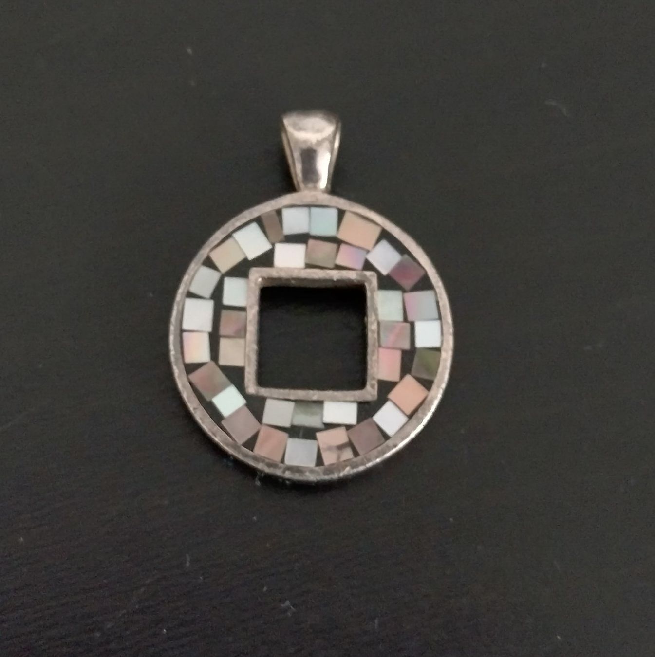 Ciondoli: RUNDER ANHÄNGER SILBER 925 MIT PERLMUTT  INLAY – Usato da Romanshorn venduto da BoutiqueA