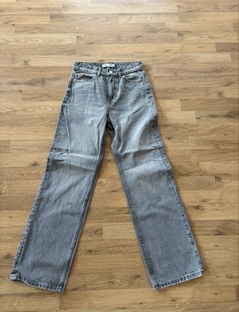 Graue Jeans