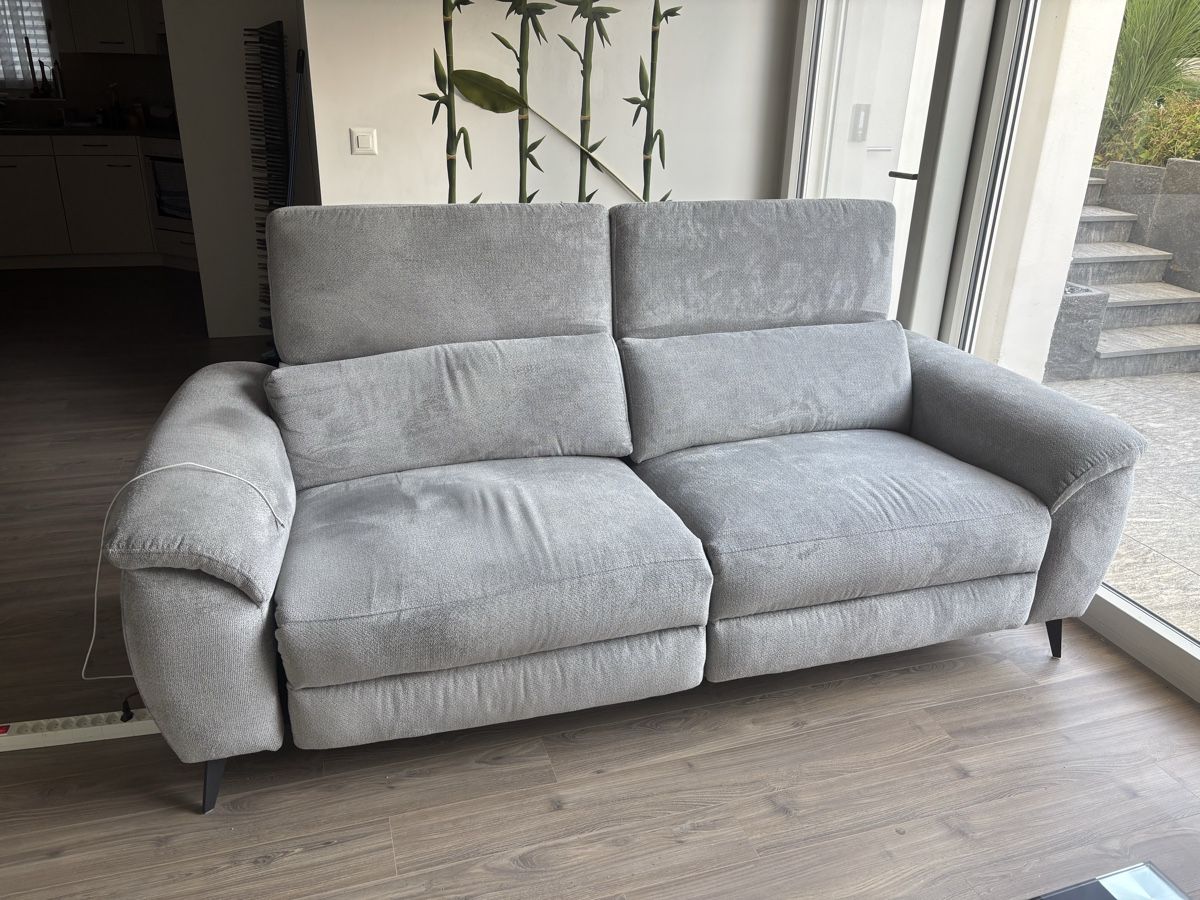 Conforama Sofas: Neuwertiges Stoffsofa – D'occasion à Berikon par Arturo2
