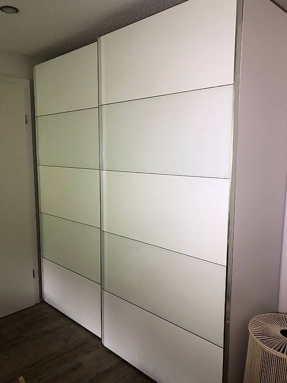 Armadi: Original SWAROVSKI Kleiderschrank – Usato da Mülenen venduto da CreativeSolutions