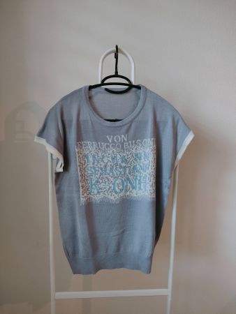 T-Shirt in Lila mit Muster vorne