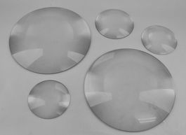 GLASLINSEN, ZWEI GROSSE (23CM) UND DREI KLEINE (9-11,3CM).