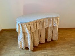 Vintage Schminktisch / Nierentisch mit prunkvollem Stoff