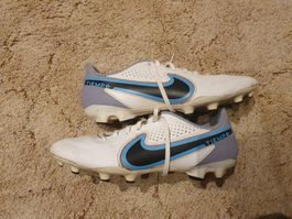 Chaussure de foot Nike à crampons taille 42.5